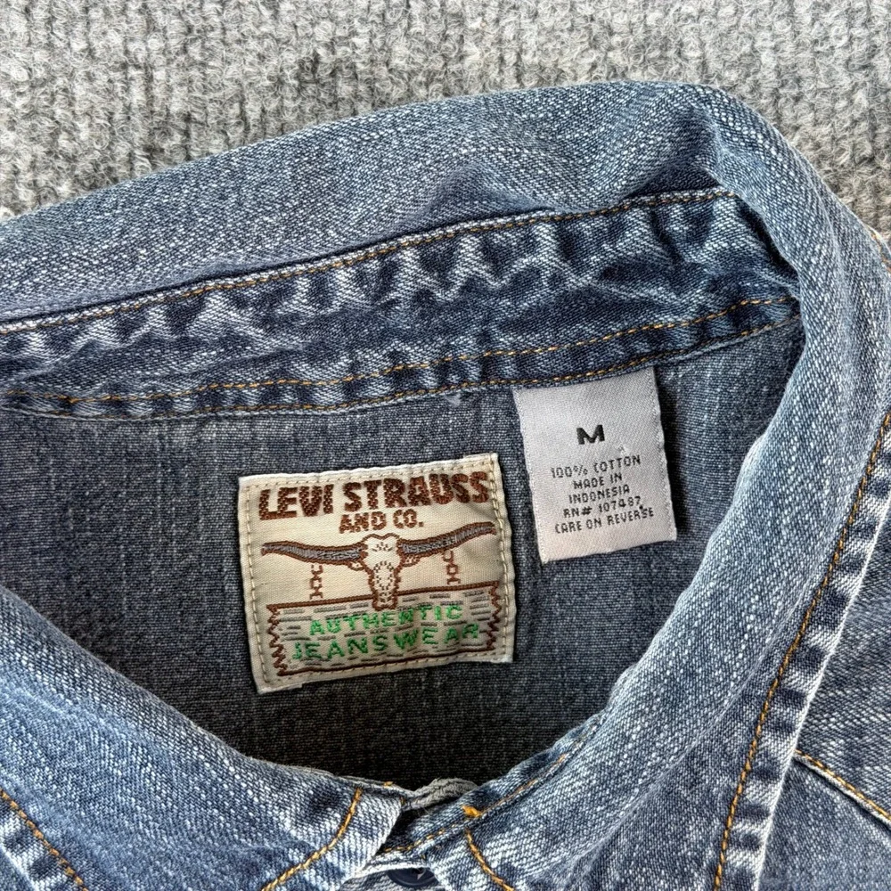 Levis Shirt Mens M Blue Denim Pearl Snap Sawtooth Pocket Western Long Sleeve